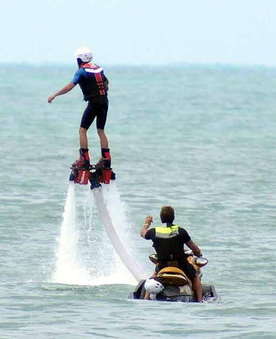 No dei balneari a moto da acqua e tavole volanti a Tonfano 