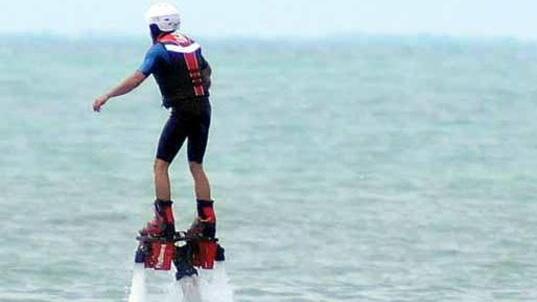 No dei balneari a moto da acqua e tavole volanti a Tonfano