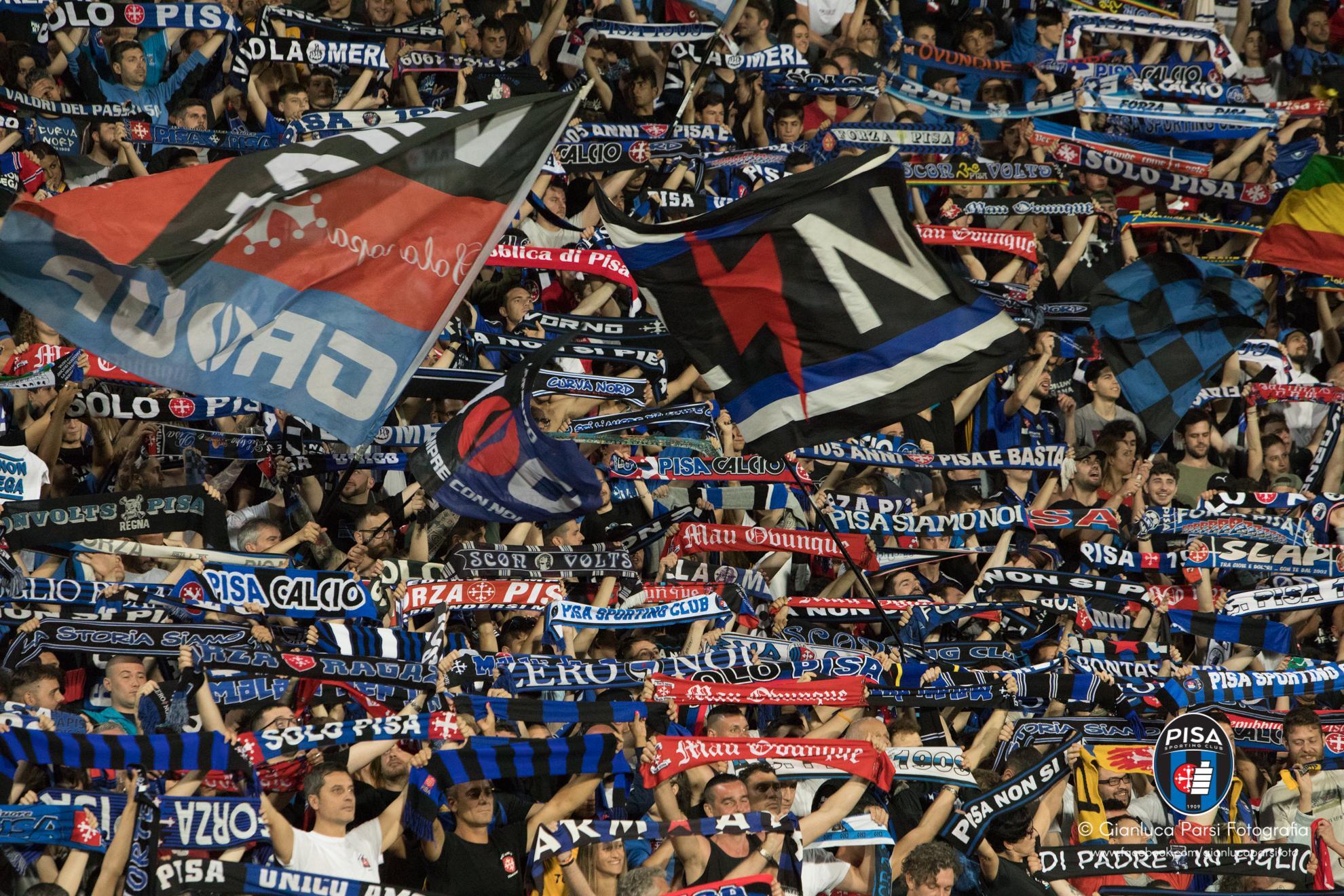 Tifosi nerazzurri: una sciarpata in curva Nord