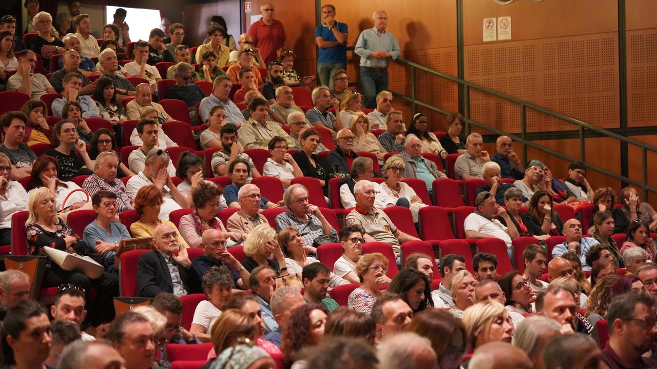 Il pubblico che ha assistito al dibattito organizzato dal Tirreno tra Matteo Franconi e Matteo Bagnoli nella sala grande del Teatro Era (Foto di Franco Silvi)