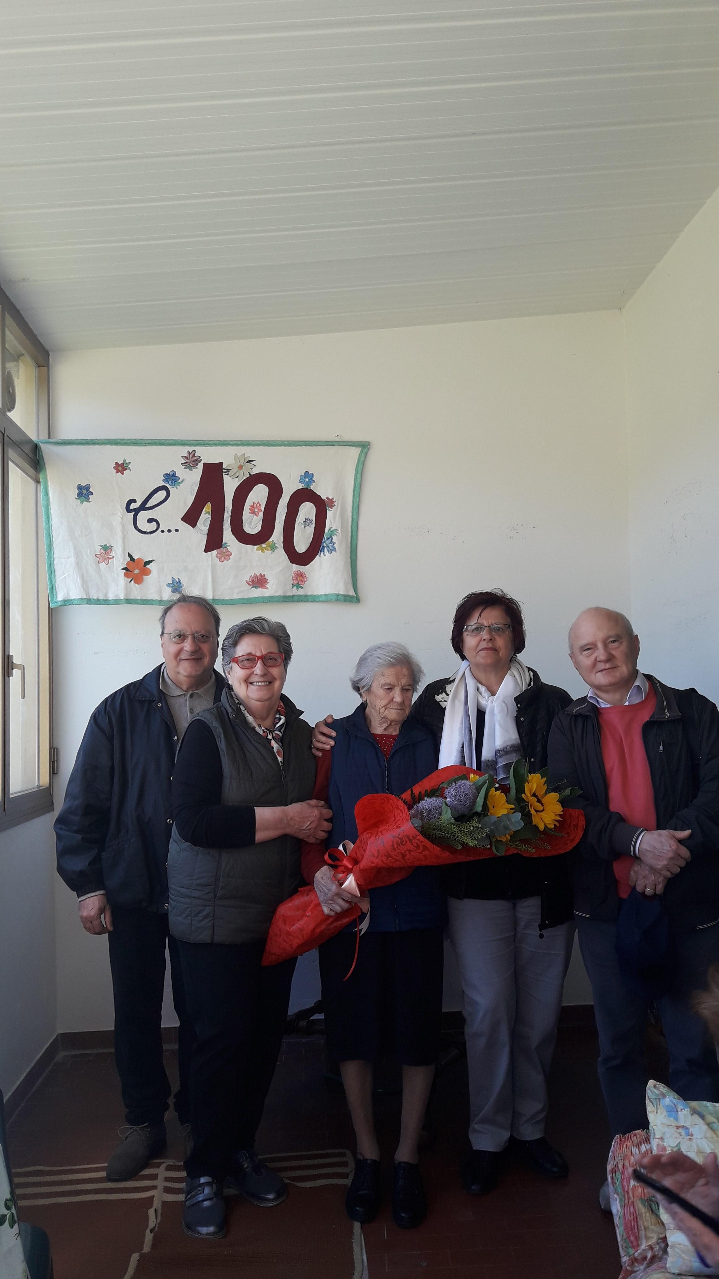 La signora Armida Cappelli festeggiata per i suoi cento anni