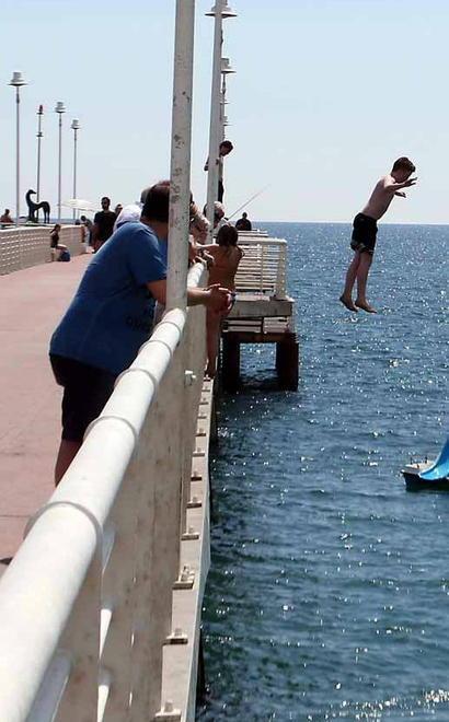 Arriva il divieto di tuffarsi dal pontile No a skate e bici
