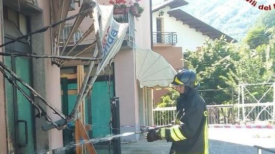Arpiola, incendio distrugge parte di un negozio di tende