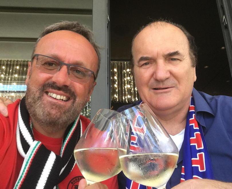 La sfida degli inni finisce col cin cin