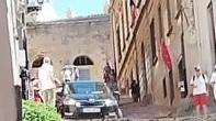 Turista con l’automobile in Salita Napoleone