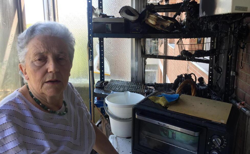 Livia Donati davanti agli arredi e agli elettrodomestici bruciati dall'incendio