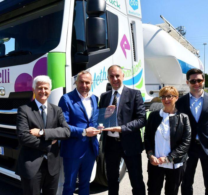 Il bicarbonato trasportato con mezzi a gas metano liquido 