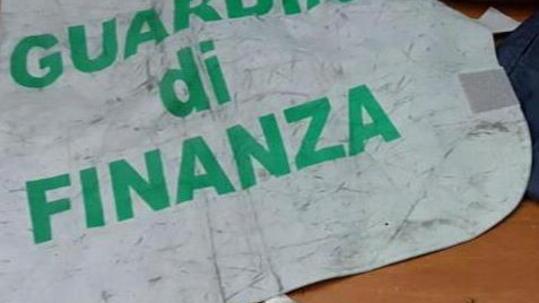 Vede i finanzieri e fugge in bicicletta: arrestato