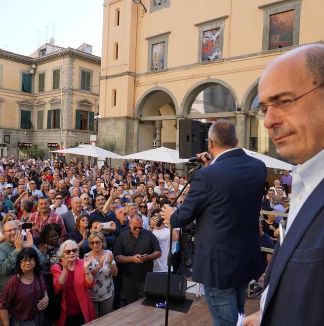 Piazza piena per l’arrivo a Pontedera di Zingaretti