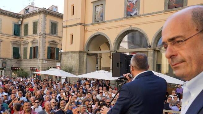 Piazza piena per l’arrivo a Pontedera di Zingaretti