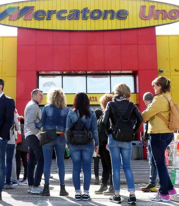 Mercatone, gli addetti chiedono risposte davanti alla Prefettura
