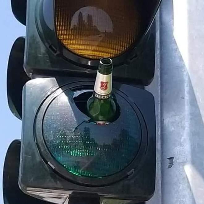 Danneggiato il semaforo installato un mese fa 
