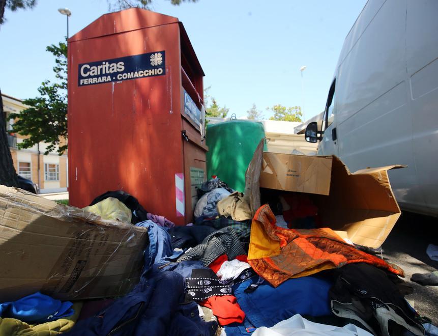 Vestiti e scarpe gettati sulla strada Il sindaco sposta i cassonetti 