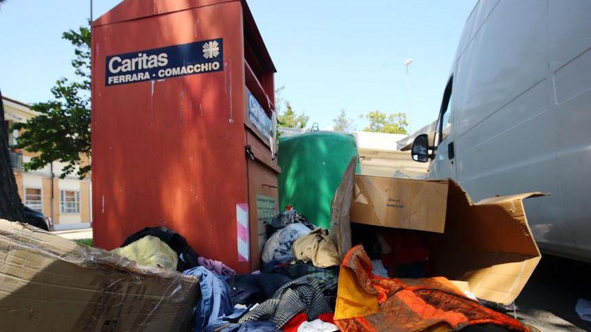 Vestiti e scarpe gettati sulla strada Il sindaco sposta i cassonetti