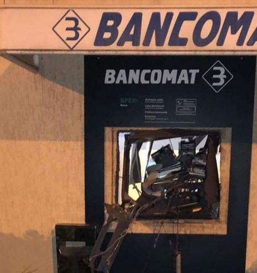 Esplosione nella notte i ladri fanno saltare il bancomat della Bper 