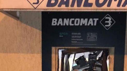 Esplosione nella notte i ladri fanno saltare il bancomat della Bper