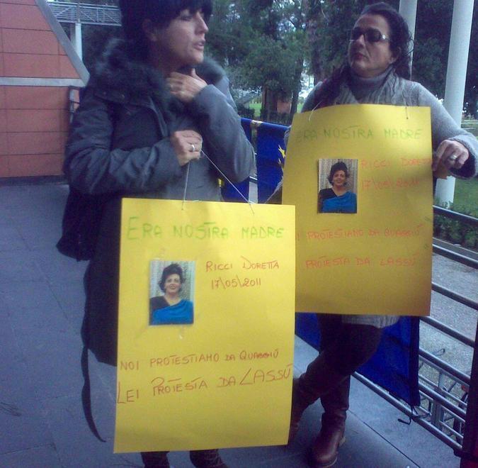 La protesta in ospedale dei familiari di Doretta Ricci