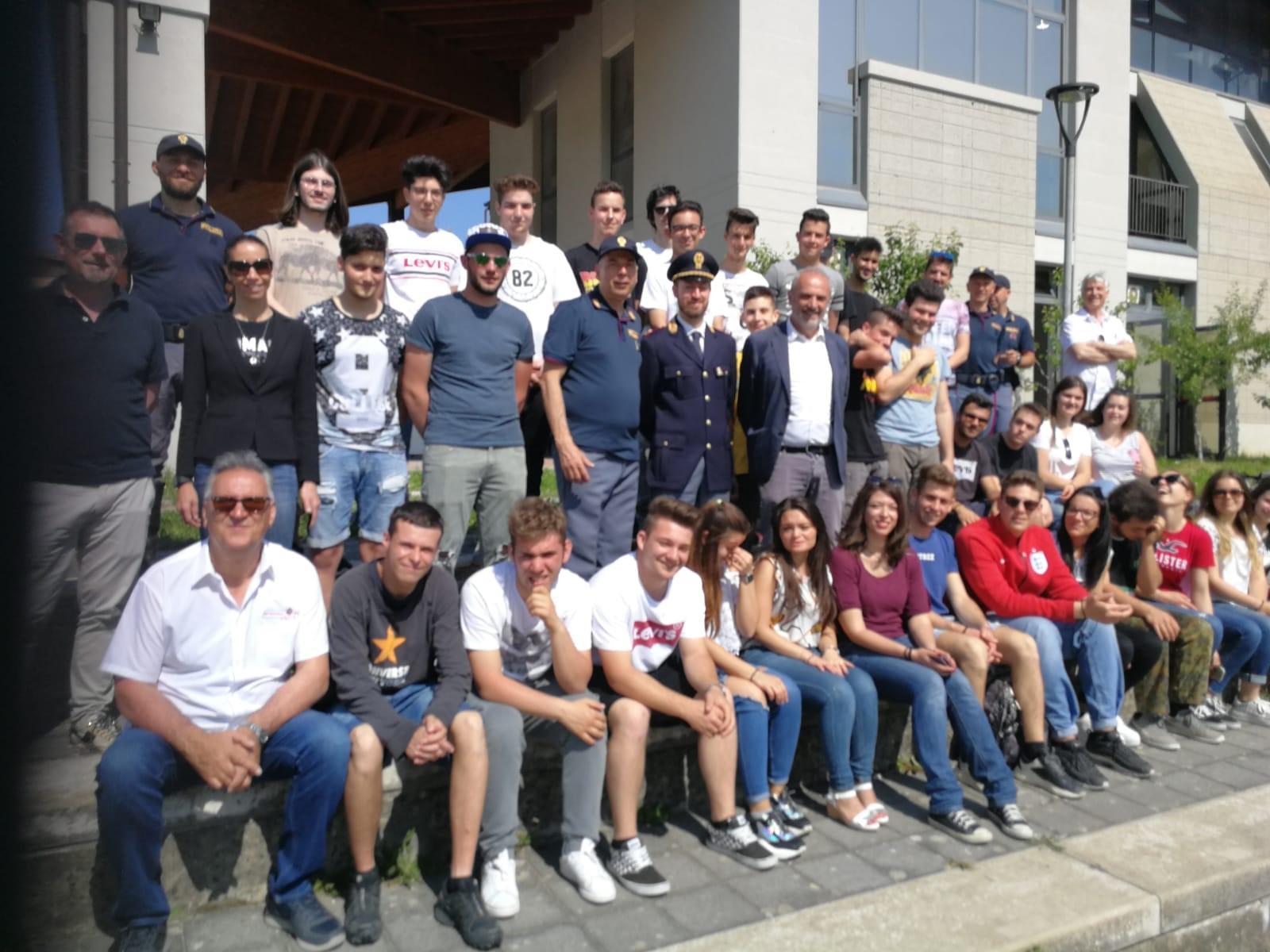 I ragazzi del Mandela assieme agli agenti della polizia stradale di Castelnovo Monti