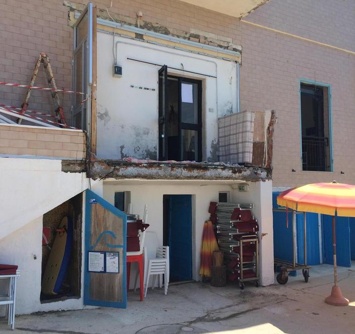 Crolla il terrazzo al bagno Sirena, stabilimento chiuso: «Riapriremo in pochi giorni» 
