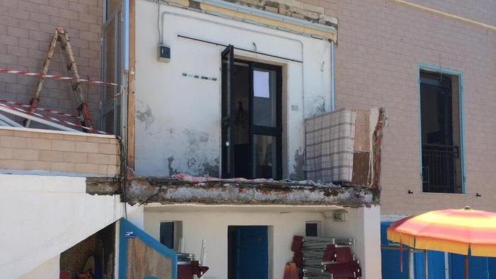 Crolla il terrazzo al bagno Sirena, stabilimento chiuso: «Riapriremo in pochi giorni»