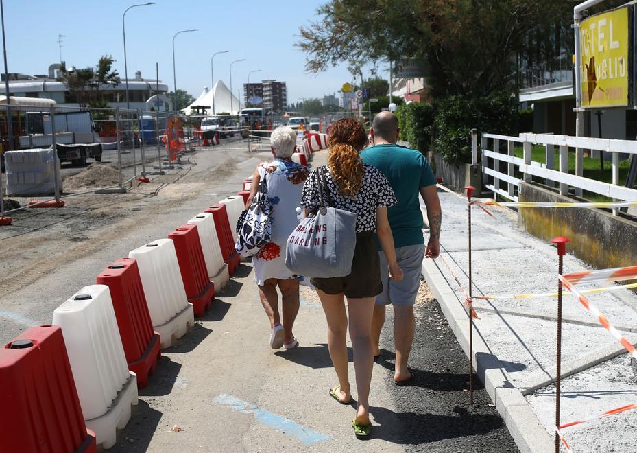 La ciclabile in costruzione cancella 50 posti auto 
