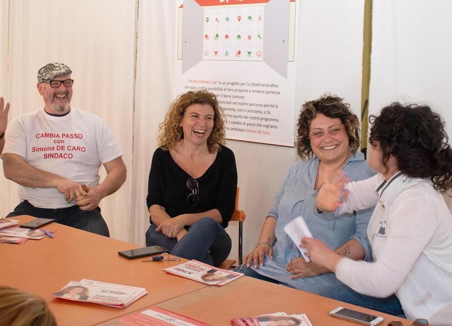 La candidata a sindaco di Monsummano Simona De Caro mentre concede una intervista all’interno del suo comitato elettorale (Foto Polo Nucci)
