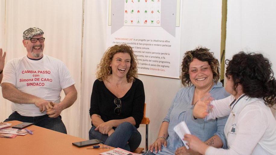 La candidata a sindaco di Monsummano Simona De Caro mentre concede una intervista all’interno del suo comitato elettorale (Foto Polo Nucci)