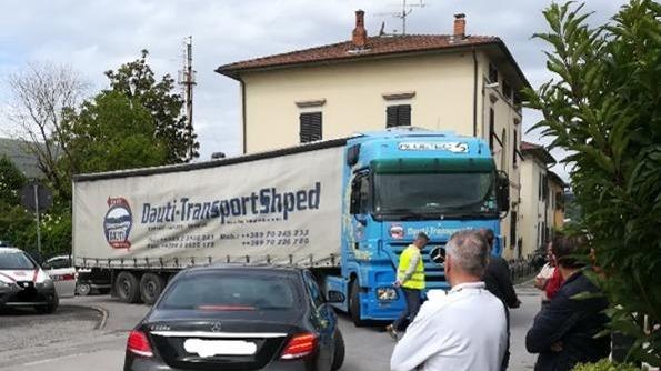 Ancora incidenti nelle strade dei vivai mentre il Comune di Pistoia lavora al senso unico