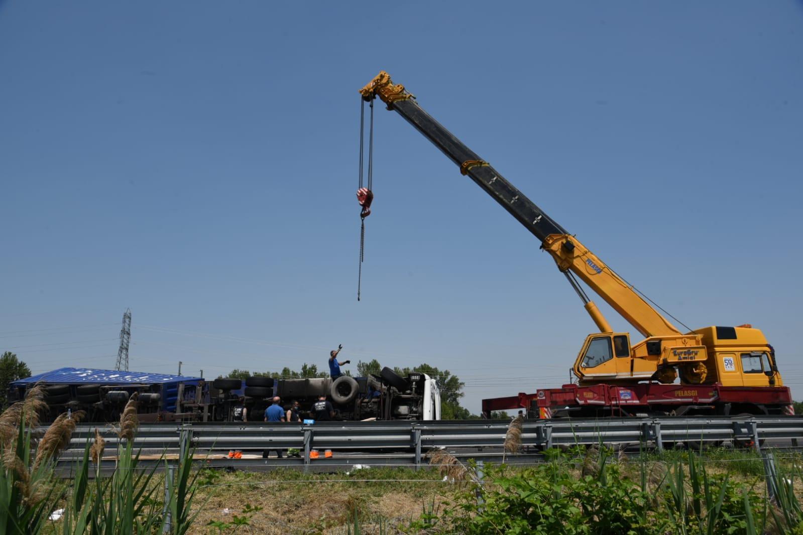 Il camion che si è ribaltato sulla A1 al chilometro 121 e i mezzi di soccorso
