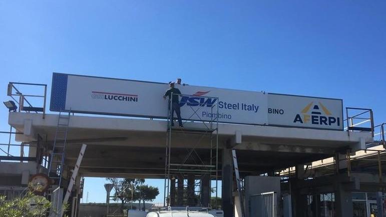 La sostituzione delle insegne agli ingressi dello stabilimento di Piombino