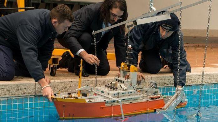 Una nave spazzina per ripulire l’isola di plastica dal mar Tirreno