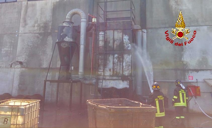 Incendio nella ditta di materiali ferrosi