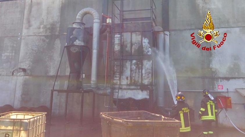Incendio nella ditta di materiali ferrosi