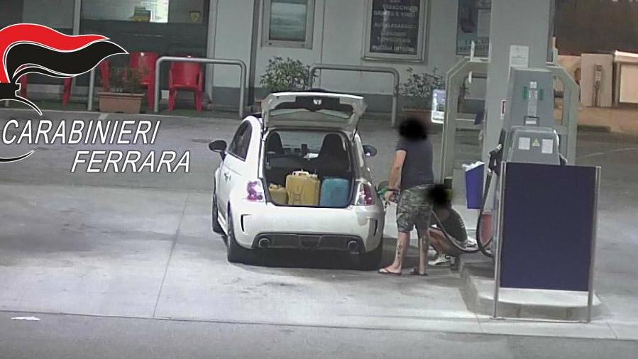 L'uomo nelle immagini girate dai carabinieri