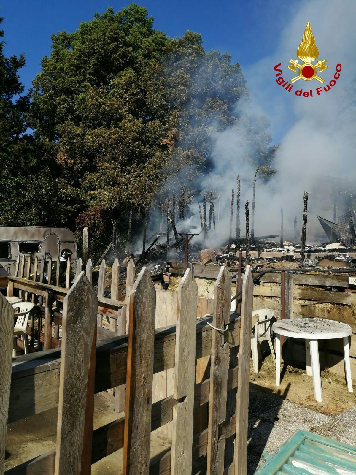 L'incendio della baracca domato dai vigili del fuoco
