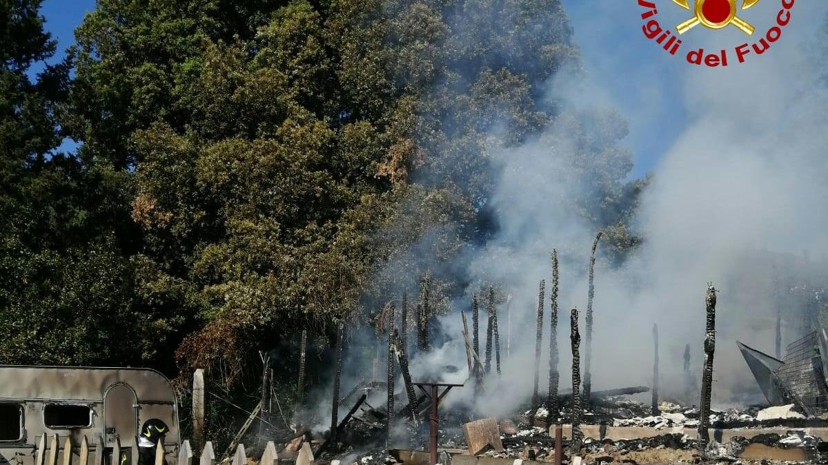 L'incendio della baracca domato dai vigili del fuoco