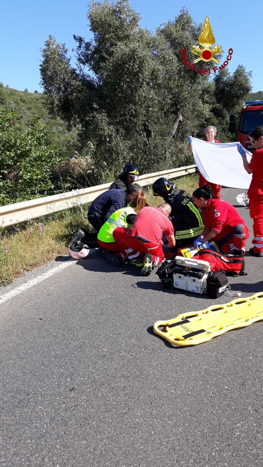 Gravissima dopo uno scontro auto-scooter 