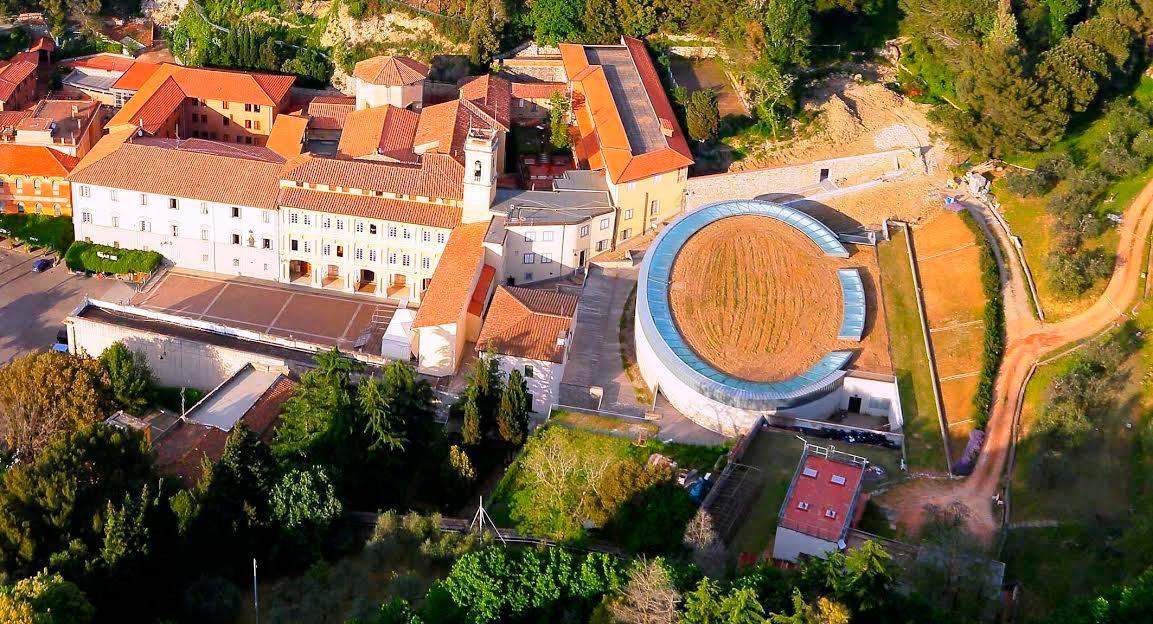 Il complesso del santuario di Montenero visto dall’alto: l’ellisse sulla destra è l’Aula mariana