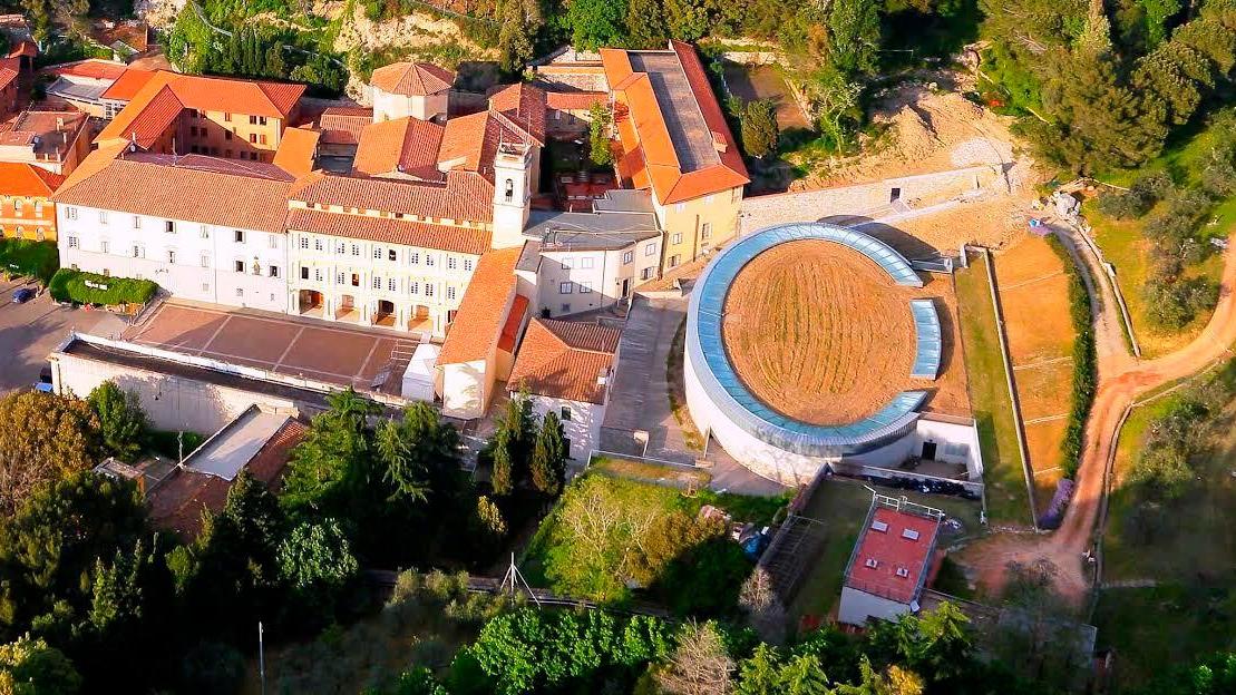 Il complesso del santuario di Montenero visto dall’alto: l’ellisse sulla destra è l’Aula mariana