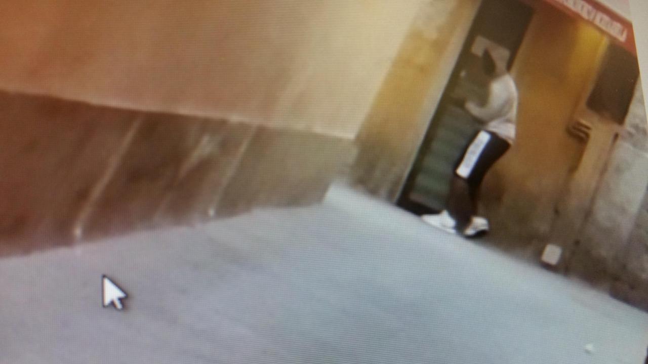 Il ladro mentre forza la porta di una pizzeria