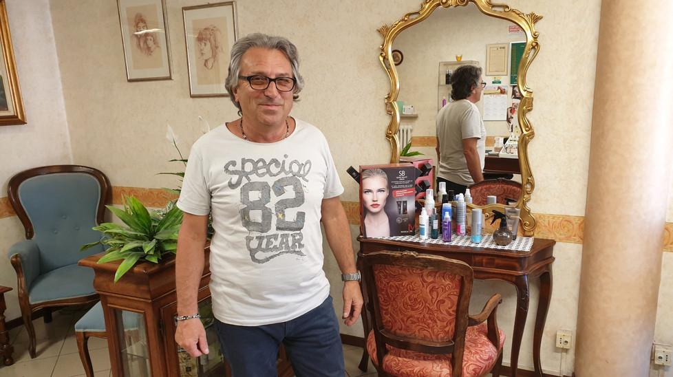 Scandiano, il barbiere Claudio lascia dopo mezzo secolo di lavoro