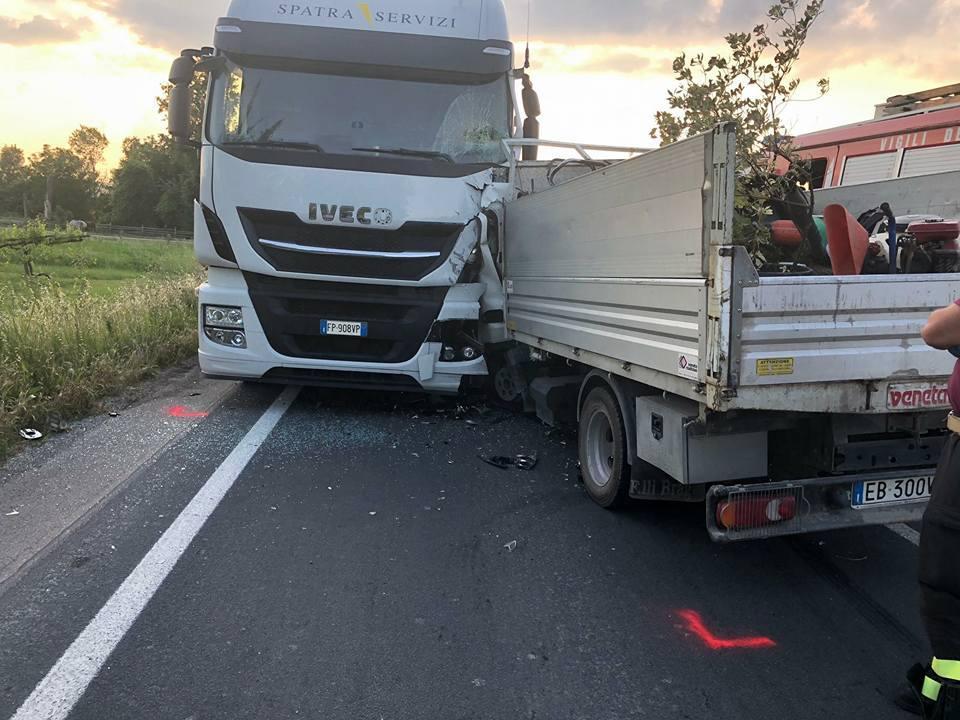 Fiorano, scontro sulla Pedemontana: conducente estratto da un autocarro