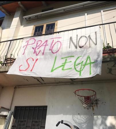 Uno striscione esposto ad un terrazzo