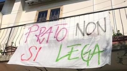 Uno striscione esposto ad un terrazzo