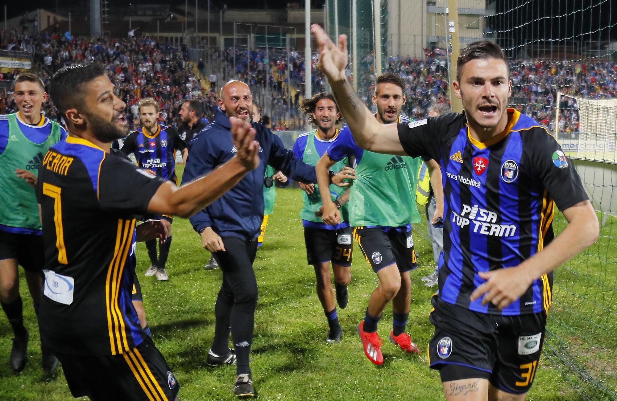 L'esultanza di Michele Marconi sotto la Curva Nord dopo la rete del definitivo 2-2 (Foto di Fabio Muzzi)