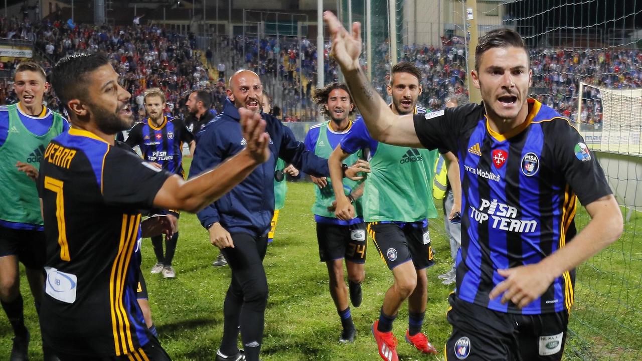 L'esultanza di Michele Marconi sotto la Curva Nord dopo la rete del definitivo 2-2 (Foto di Fabio Muzzi)