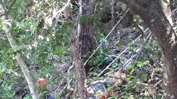 Precipita nel dirupo per 3 metri e si aggrappa a un ramo: salvo