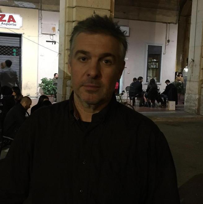 Ladro scoperto nel bar minaccia il proprietario che poi lo fa arrestare