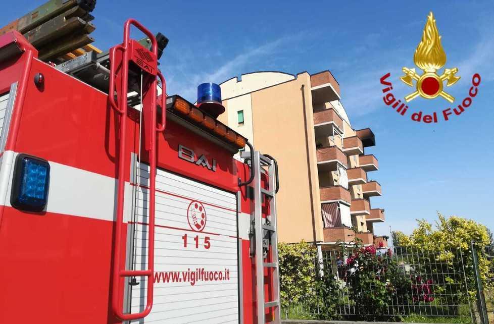 Scoppia un incendio: evacuate otto famiglie
