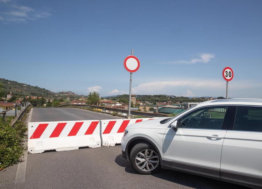 Ponte chiuso nel pomeriggio e il traffico piomba nel caos 